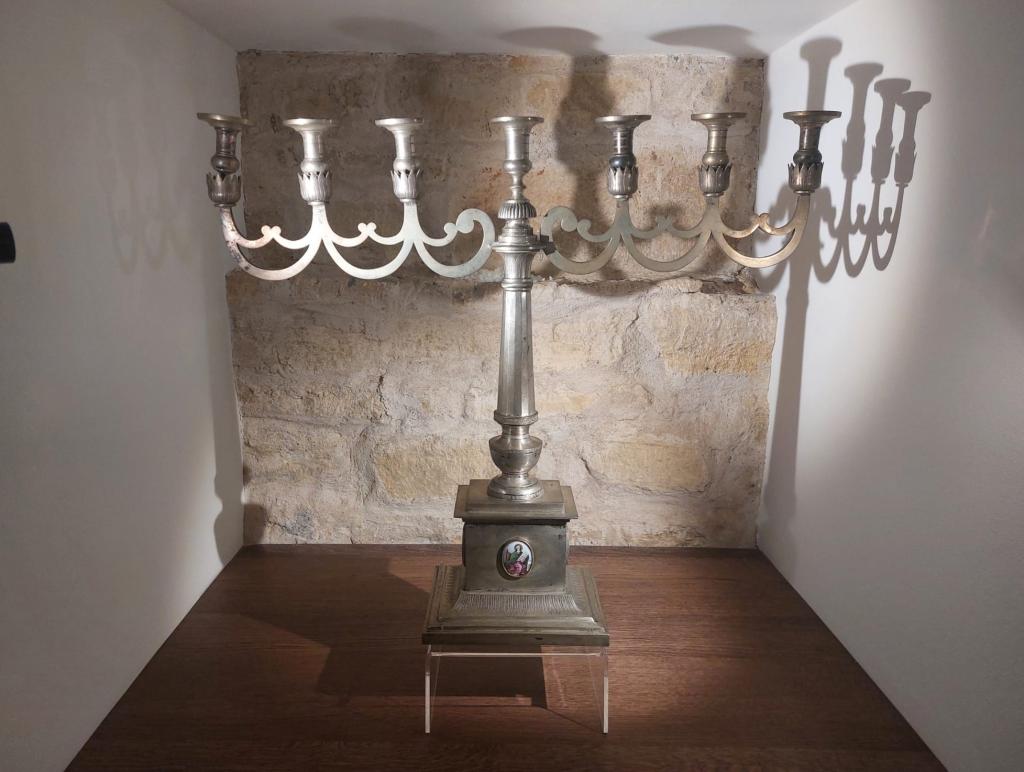 Sfeșnicul pentru Sfânta Masă cu șapte lumini