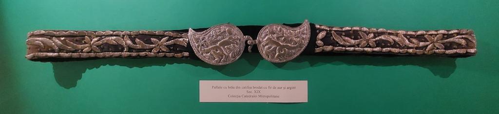 Pereche de paftale cu cingătoare din catifea mov, secolul al XIX-lea