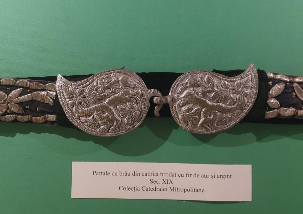Pereche de paftale cu cingătoare din catifea mov, secolul al XIX-lea