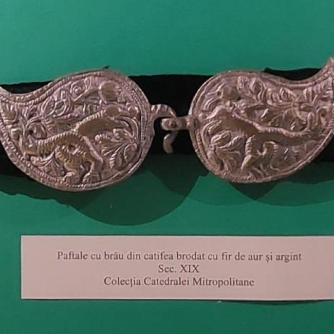 Pereche de paftale cu cingătoare din catifea mov, secolul al XIX-lea