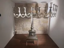 Sfeșnicul pentru Sfânta Masă cu șapte lumini